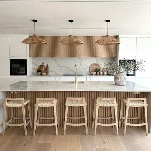 Let's take a moment to admire @lucyjessicacarter @thecartersrenovate Luna kitchen in Matt White😍

Derived from the Latin "lūna" meaning crescent moon, our contemporary range Luna boasts a sleek "J-Pull" handle resembling the moon's shape. Ideal for minimalist kitchens, its integrated handle offers versatility, clean lines and a sophisticated finish. No wonder Luna is one of our bestsellers 😍 … and please note the wood grain frontals (although super dreamy) are not from our range as shown here however we do offer a variety of real wood and wood effect options to get the look! ✨

Head to our link in bio to discover your dream kitchen 🖤

🔍 Luna in Matt White
#MyMagnetKitchen