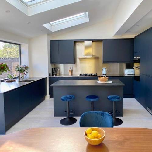 Pairing matt Luna Midnight units with a high-shine backsplash gives your space an ultramodern, dynamic feel 💙 Our elegantly understated range comes with 500mm-deep draws and larder units, so that your kitchen remains clutter-free. As we continue to keep our customers’ and colleagues’ health and wellbeing a priority, we’re able to start your design journey safely either in-store or via our online virtual design service. Simply, click the link in our bio to get started ⬆️

📸 : @gullaksenarchitects 
#MyMagnetKitchen #MagnetKitchens #LoveYourKitchen #PartOfTheFamily #KitchenIdeas #KitchenInpso #KitchenDesign #NavyKitchens #ModernKitchen #HandlessKitchens #InteriorDesign