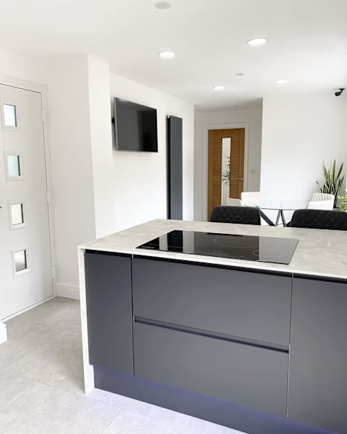 Kitchen hinched after a busy Christmas period 🎄

Happy Monday 🙌 

•

#happyhinching #hinchedhome #hinched #mrshinch #cleankitchen #hinchfamily 
#kitchendesign #kitchentransformation #diningroom #diningroomtransformation #beforeandafter #renovationofinstagram #renovation #renovationproject #magnetkitchens #trade #simplicity #modern #mattgrey #anthracitegrey #homesofinstagram #homesweethome #renovationlife #houserenovations #kichenrenovation #diningroomrenovation #1960s #1960shouse #aoathome