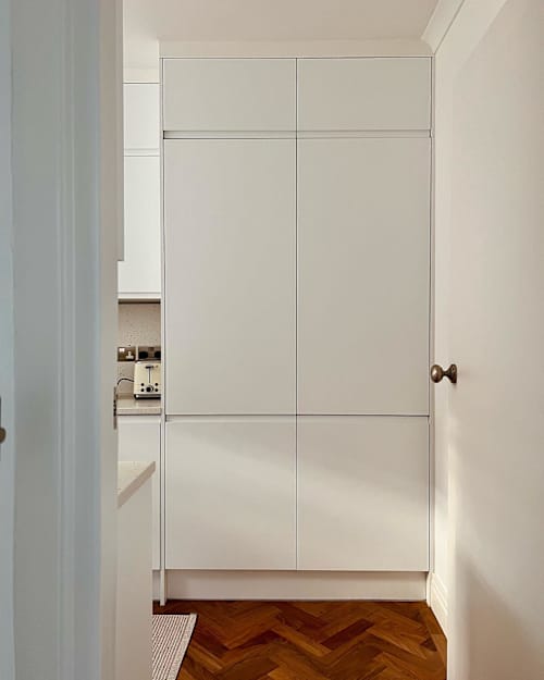Flat 105.
Sharing my kitchen for the first time. Wooden floor and simple white cabinets, with a touch of copper/pink.
The light here is the most lovely in the afternoon. I also love that is separate from my living area, it makes my tiny flat feel more spacious and allows me to keep the cooking mess away.

Kitchen - magnetkitchensuk 
Wood floor - naturalwoodfloorcompany 
Salt&Pepper - lecreusetuk 

#flat105 #kichendesign #whitekitchen #woodenfloor #afternoonlight #myhome #cornersofmyhome #mylivingroom #howelive #homedesign #londonhomes #nottinghillhome  #cosy #interiordetails #interiors #plantlady #interiorplants #apartmenttherapy #lovehome #antiquedecor #eclecticdecor