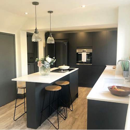 A lot of people are frightened by dark units but not @laura_englishinteriors she has embraced the Luna Matt Graphite look and teamed it white tops and white walls to really lift the space. It looks brighter now than when it had white units. Swipe to see before ➡️ Don’t be afraid, be more like Laura and you can have a stunning kitchen like this too 😜 #graphite #kitchendesign #mymagnetkitchen
