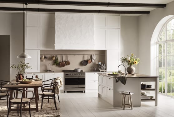 Marbodal Form Frost- ett modernt lantligt kök med köksö stänkskydd samt bänkskiva i kvartskomposit och massiv träskiva