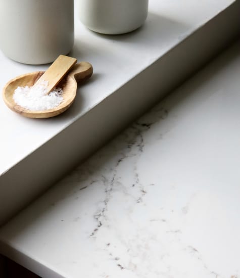 Hvit benkeplate med trebolle og salt | HTH