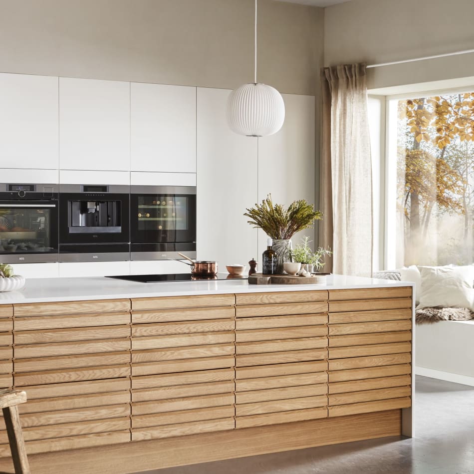 Trækøkkenskabe med hvid bordplade og indbyggede apparater. Nordic Spirit | HTH