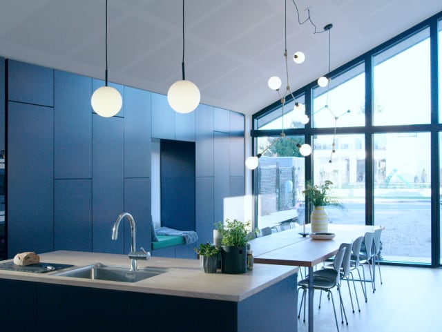 Blue kitchen: Invite nature inside