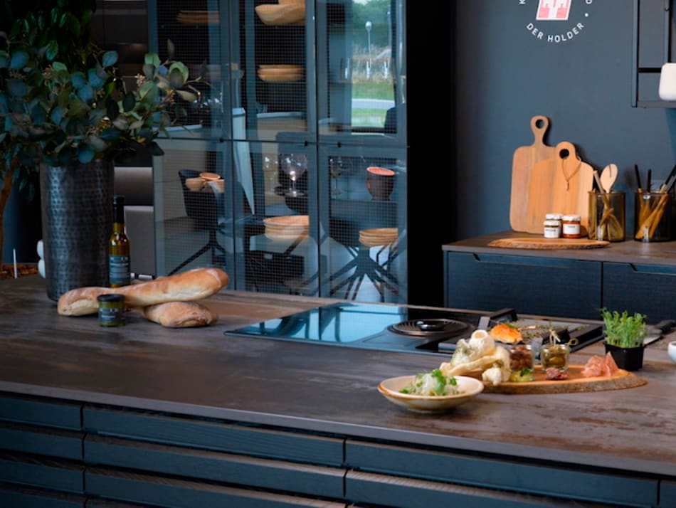 Dark kitchen with dark countertop | HTH