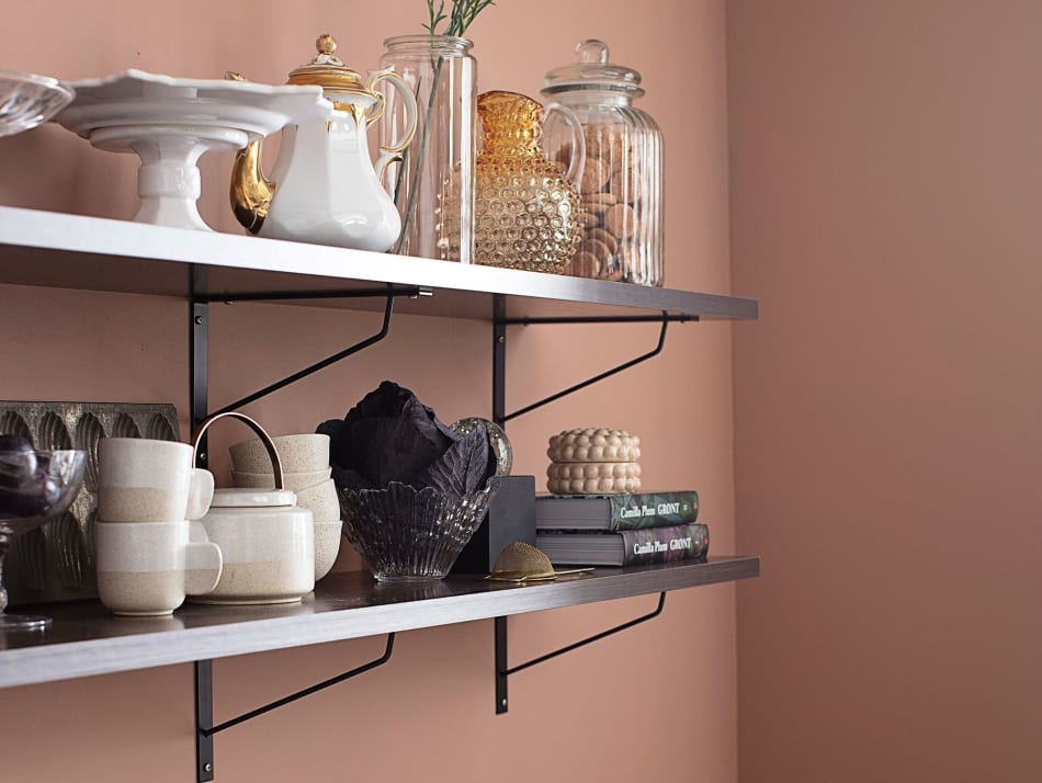 Kitchen with dark shelves and peach wall. Harmony Dark | HTH