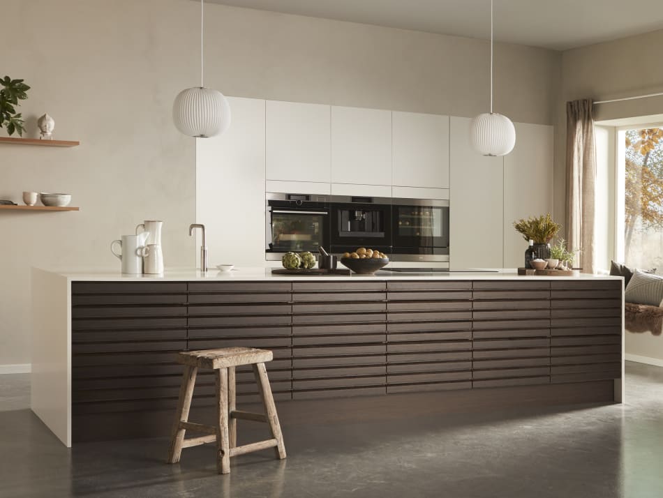 Dark wood kitchen with white countertop and built-in appliances. Harmony Dark | HTH