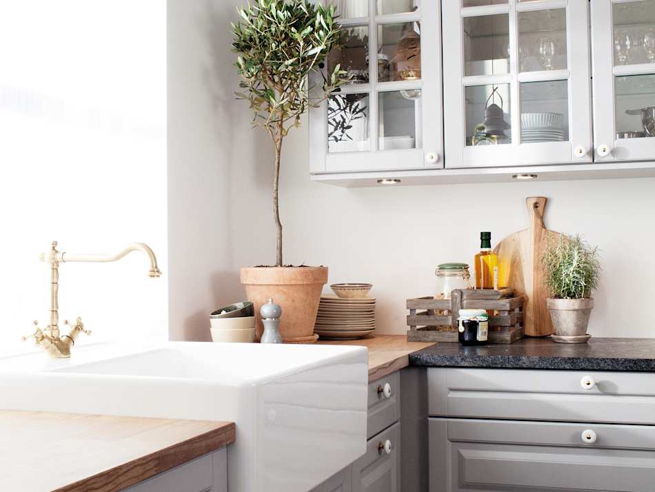 Picture of Add a personal touch to your kitchen with display cabinets | HTH