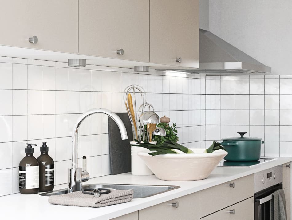Beiget keittiökaapit valkoisella laatoitetulla välitilalla ja ruostumattomasta teräksestä valmistettu hana. Stockholm Kjøkken | HTH
