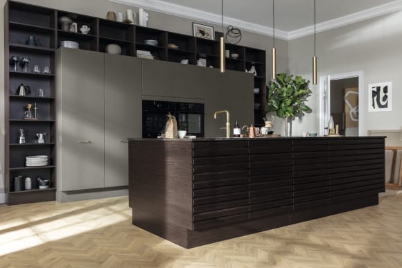 Dark wood kitchen kitchen island with brass faucet and gray cabinets. Nordic Spirit | HTH