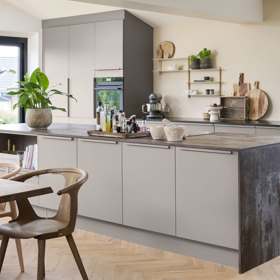 Moderne kjøkken med beige skap og mørke treakenter | HTH