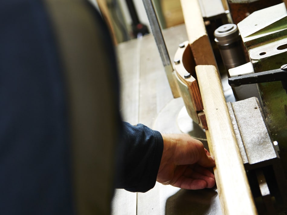 Person, der arbejder med træ i et værkstedsmiljø | HTH