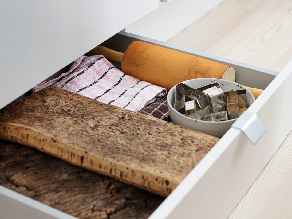 Open kitchen drawer with light wood interior and white handle. Harmony Dark | HTH