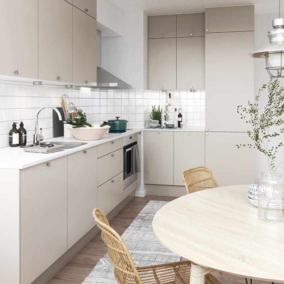 Beige køkkenskabe med hvid bordplade og flisebelagt bagvæg. Stockholm Køkken | HTH